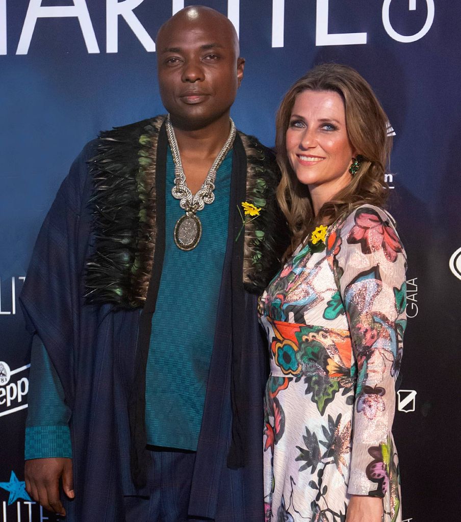 El chamán Durek Verrett con su esposa, la princesa Martha Luisa de Noruega.
