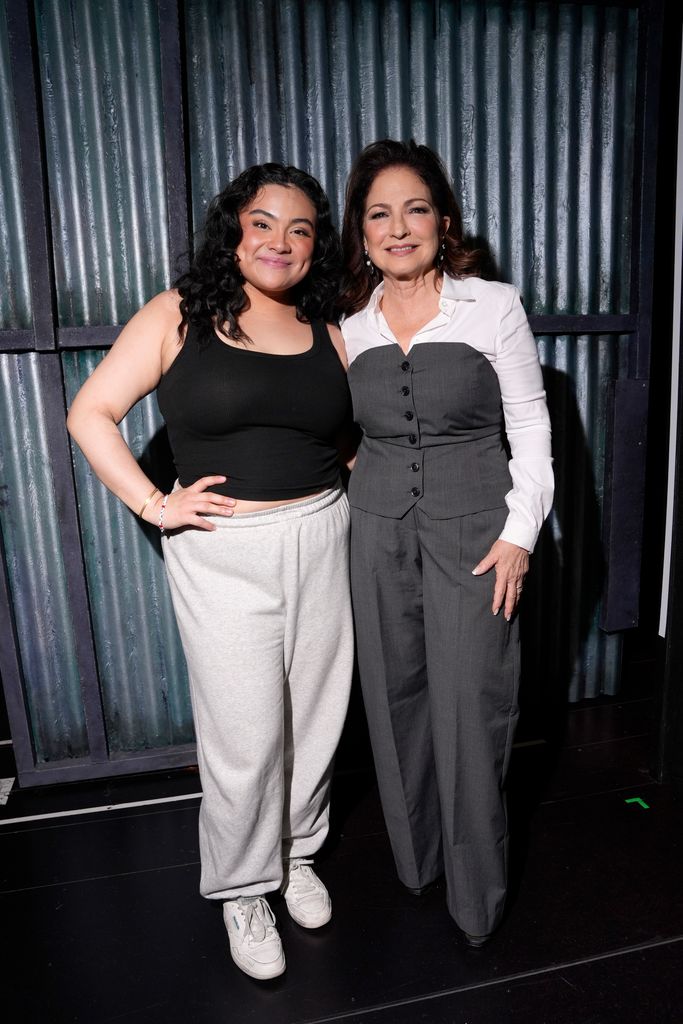 La debutante en Broadway Tatiana Córdoba y Gloria Estefan