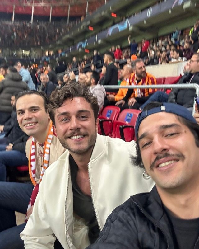 Onur Seyit Yaran se divirtió en el campo del Galatasaray junto a sus amigos