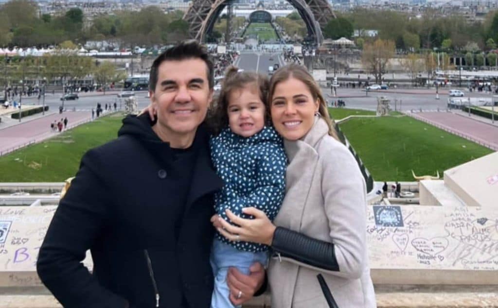Adrián Uribe y su esposa, Thuany Martins 