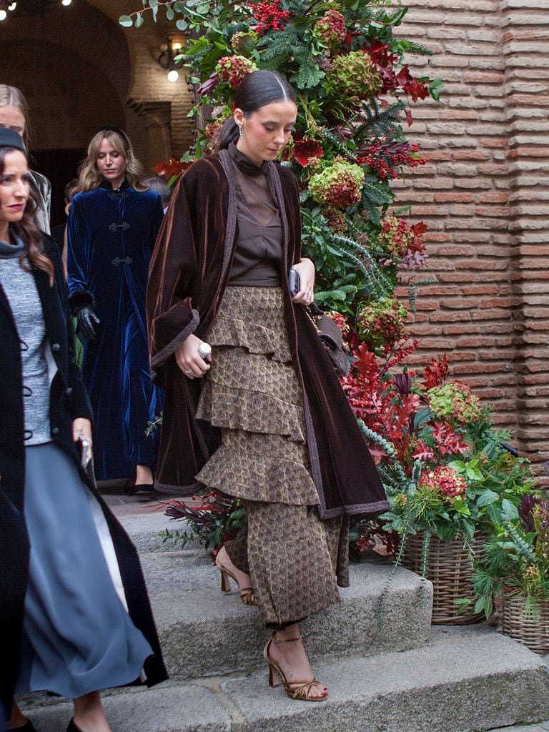 Victoria Federica, la invitada mejor vestida en una espectacular boda en Toledo con su abrigo de terciopelo marrón chocolate