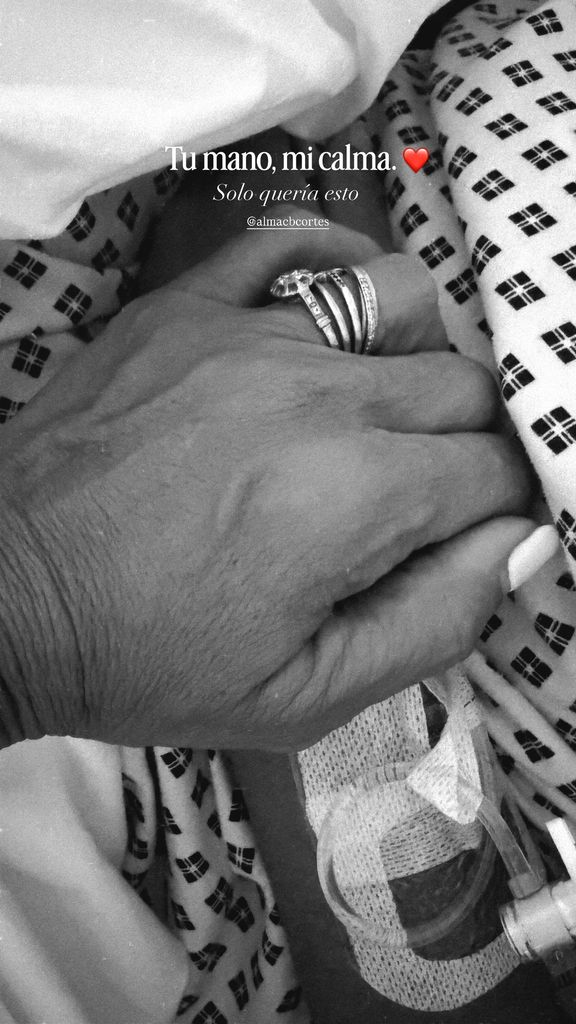 Raquel Bollo coge la mano de su hija nada más verla