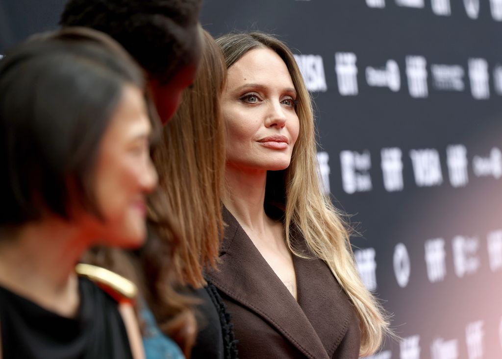 Angelina Jolie con sus compañeros en la premier de "Couture" en Toronto.