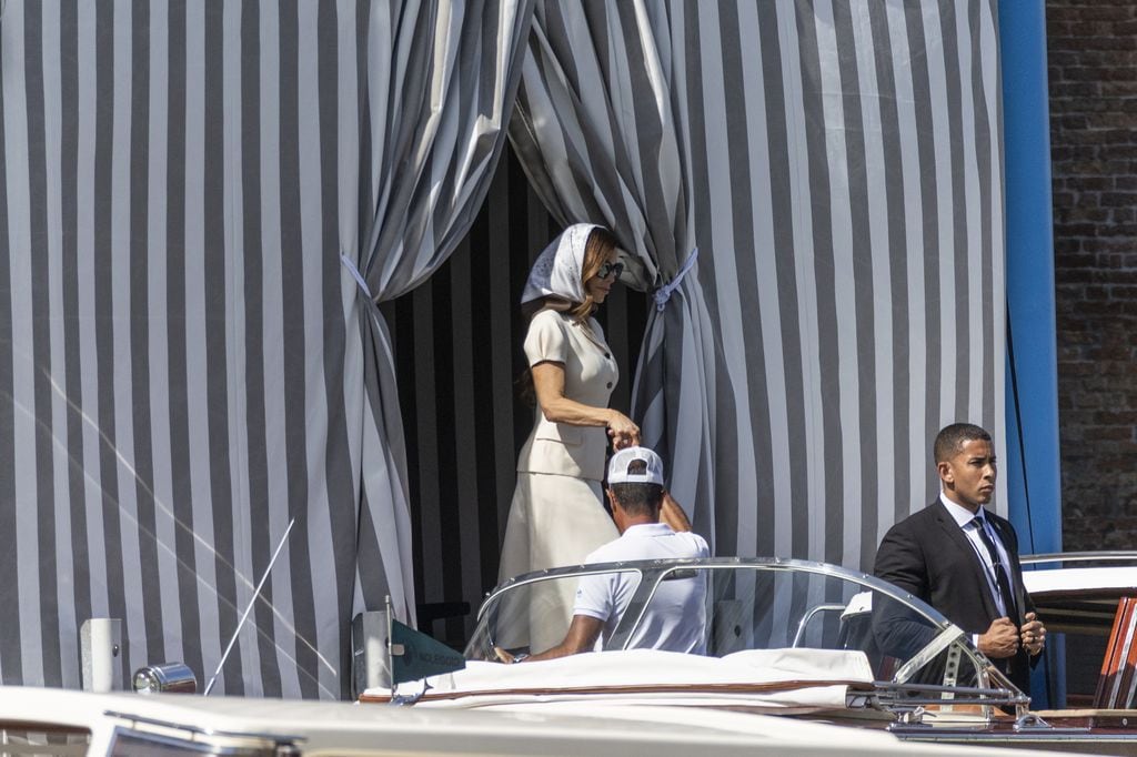 Lauren salió sola para abordar uno de los botes taxi tan famosos en Venecia
