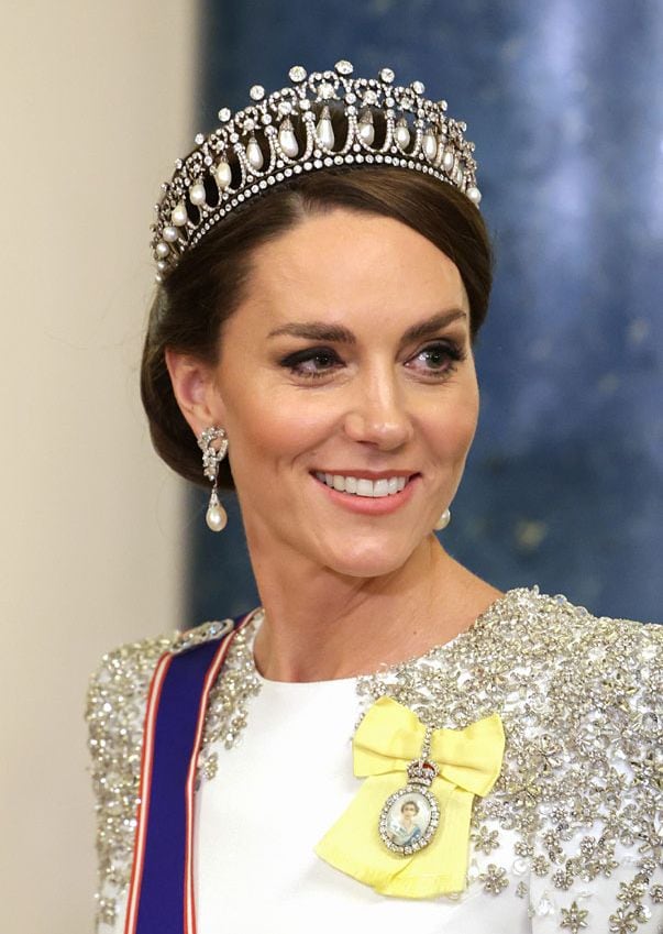 Kate Middleton brilla con un vestido de hombreras con lentejuelas y estrellas