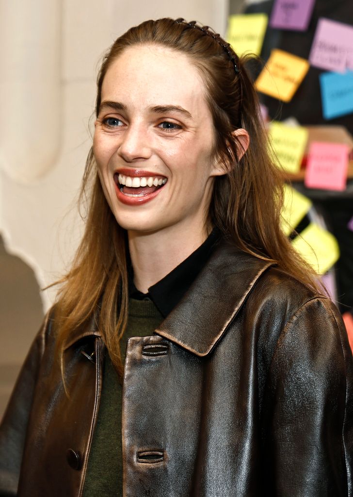 Maya Hawke, hija de Uma Thurman, debuta en la alfombra roja con su ...