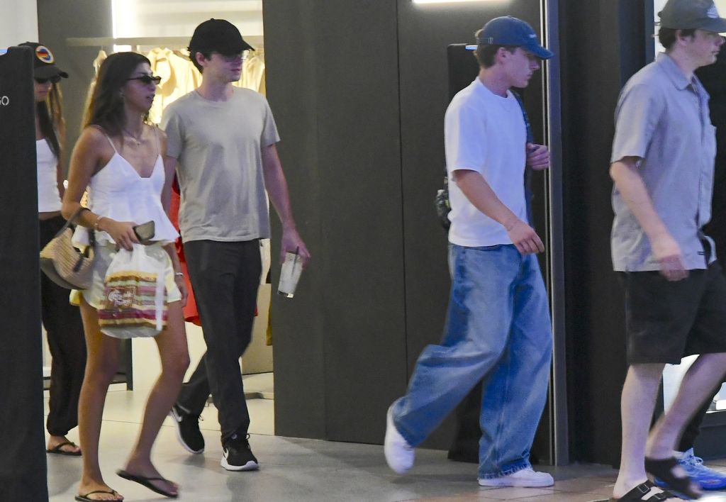 Mateo y Valentino, los hijos de Ricky Martin, disfrutaron de un almuerzo y una jornada de compras junto a varias amistades en un conocido restaurante y una tienda de fast fashion del centro comercial Plaza Las Américas, en San Juan, Puerto Rico.