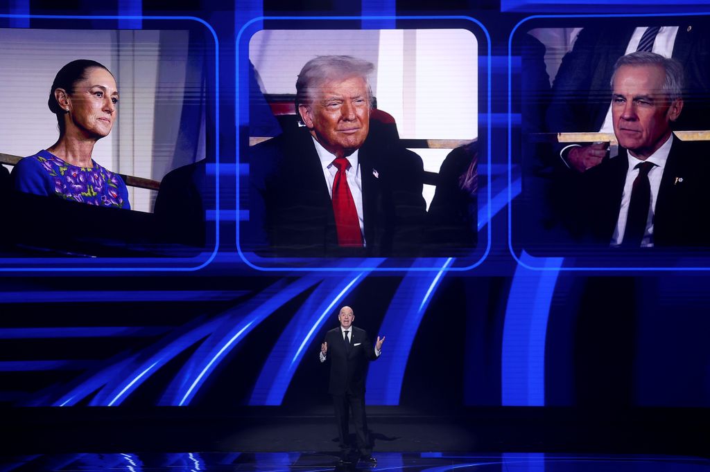 Gianni Infantino, presidente de la FIFA, presenta a los mandatarios de los tres países que serán sedes del Mundial 2026: Claudia Sheinbaum, de México, Donald Trump y Mark Carney, primer ministro de Canadá. 