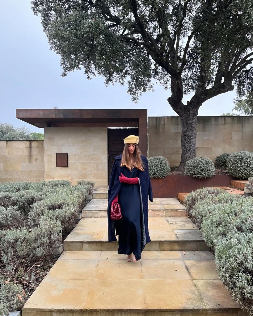 Invitada de boda con guantes