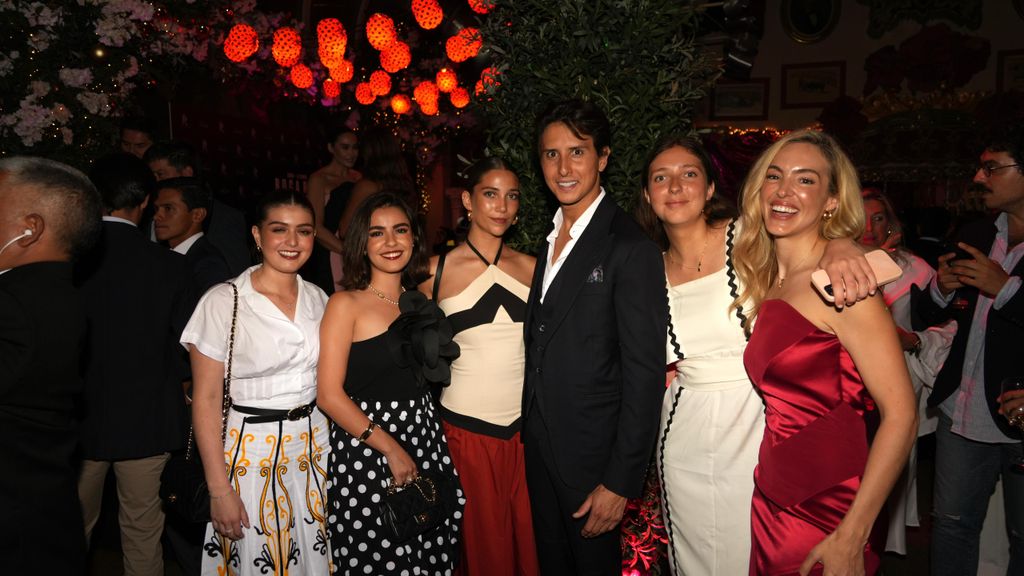 Andrés Roca Rey y su novia, Marina Díaz –en el centro–, junto a Berenice Lobatón, Isabel Forner y otras amigas