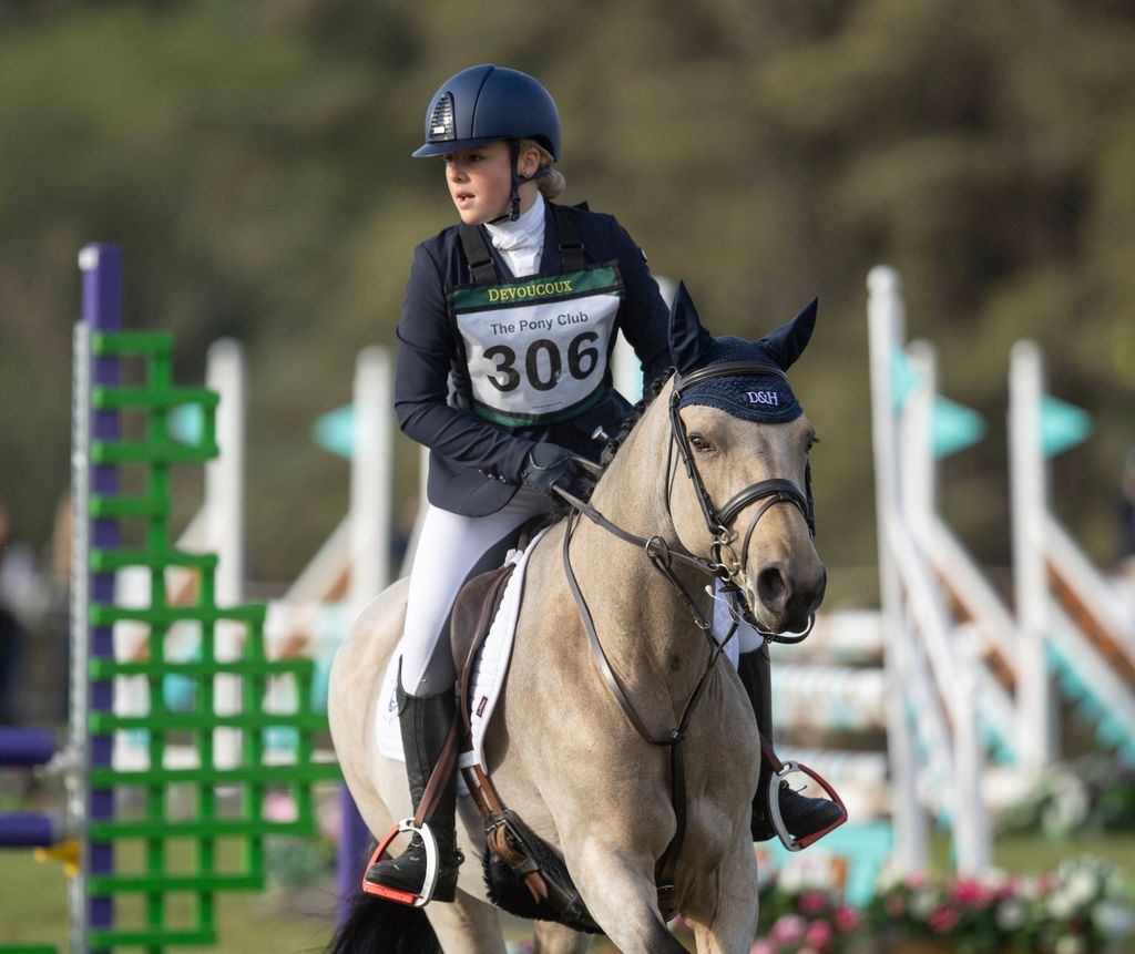 Mia Tindall, a sus 12 años, demostró una impecable técnica sobre su poni Bunny Two Twirls en el Palacio de Blenheim.