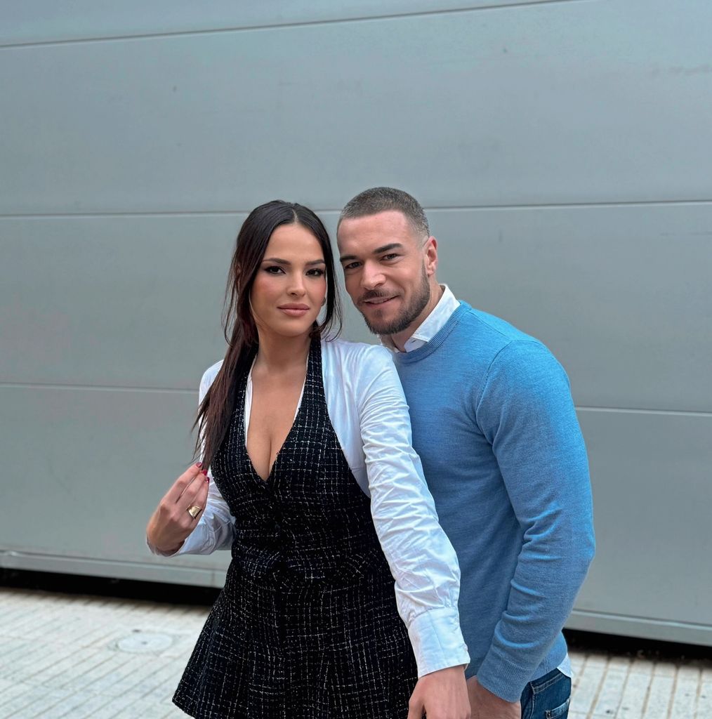 Plano medio de Marta Peñate y Tony Spina posando juntos
