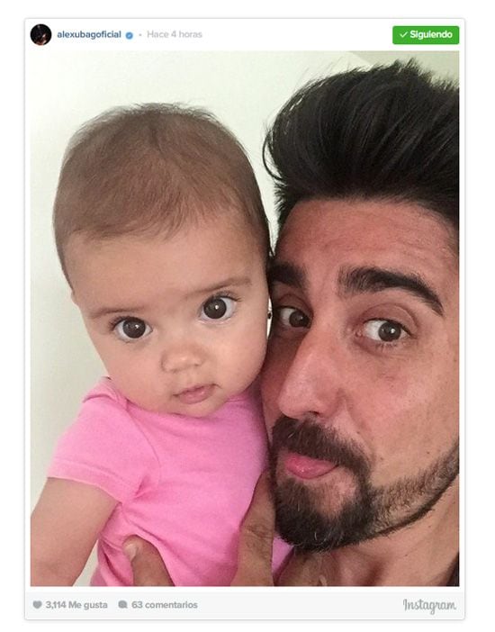 La pequeña, de grandes ojos negros, es la protagonista indiscutible del verano de Álex Ubago, a juzgar por las publicaciones que comparte en Instagram
