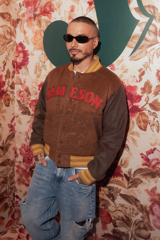 Además de la música, J Balvin ha demostrado su pasión por la moda a lo largo de los años. 