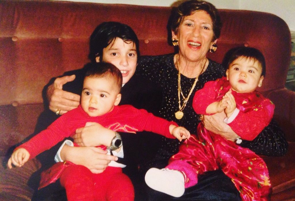 Flor y Coti con su abuela