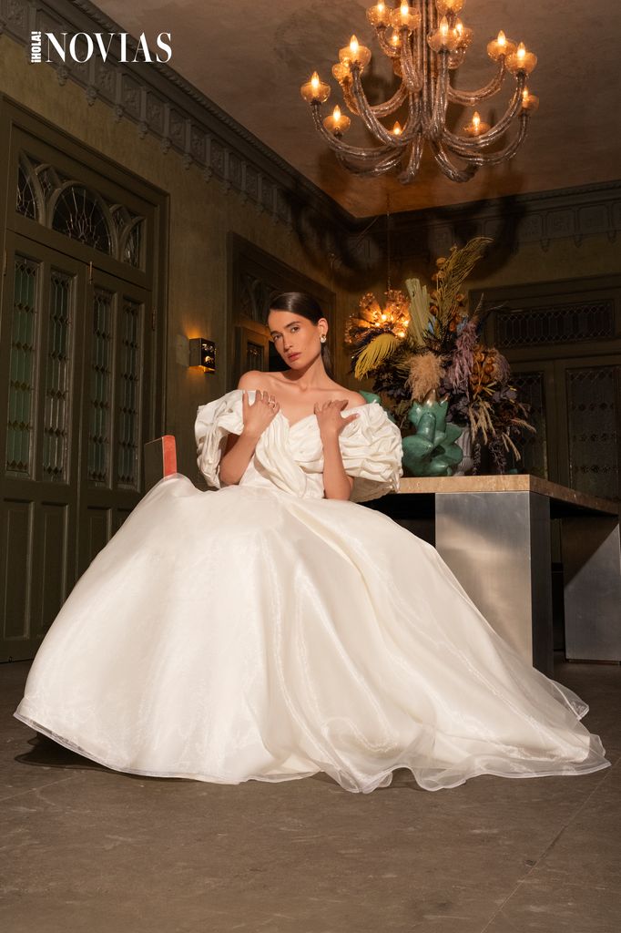 En esta imagen la modelo posa con vestido ancho de Veneranda. Complementa con aretes Flame de Jean Schlumberger by Tiffany y anillo Sixteen Stone de Jean Schlumberger by Tiffany de Tiffany & Co.
