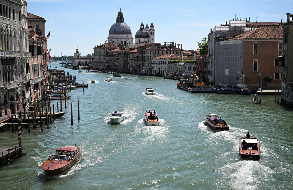 Los taxis acuáticos, clave en la logística de la boda de Jeff Bezos y Lauren Sánchez, ya surcan el Gran Canal de Venecia en plena cuenta atrás para el enlace      