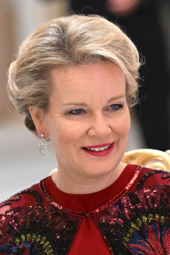 Matilde de Bélgica con pendientes del país anfitrión en la cena de Estado en Kazajistán, 2026