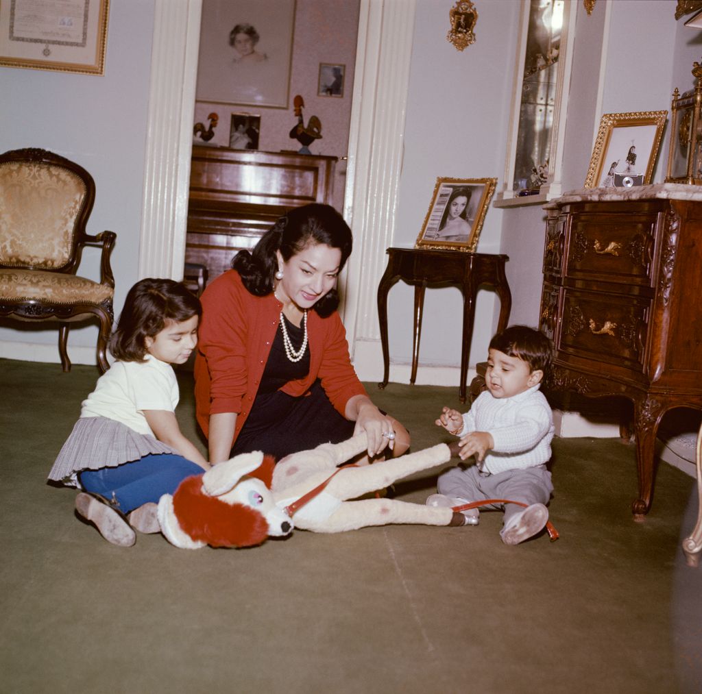 Lola Flores jugando con sus hijos en el salón de su casa
