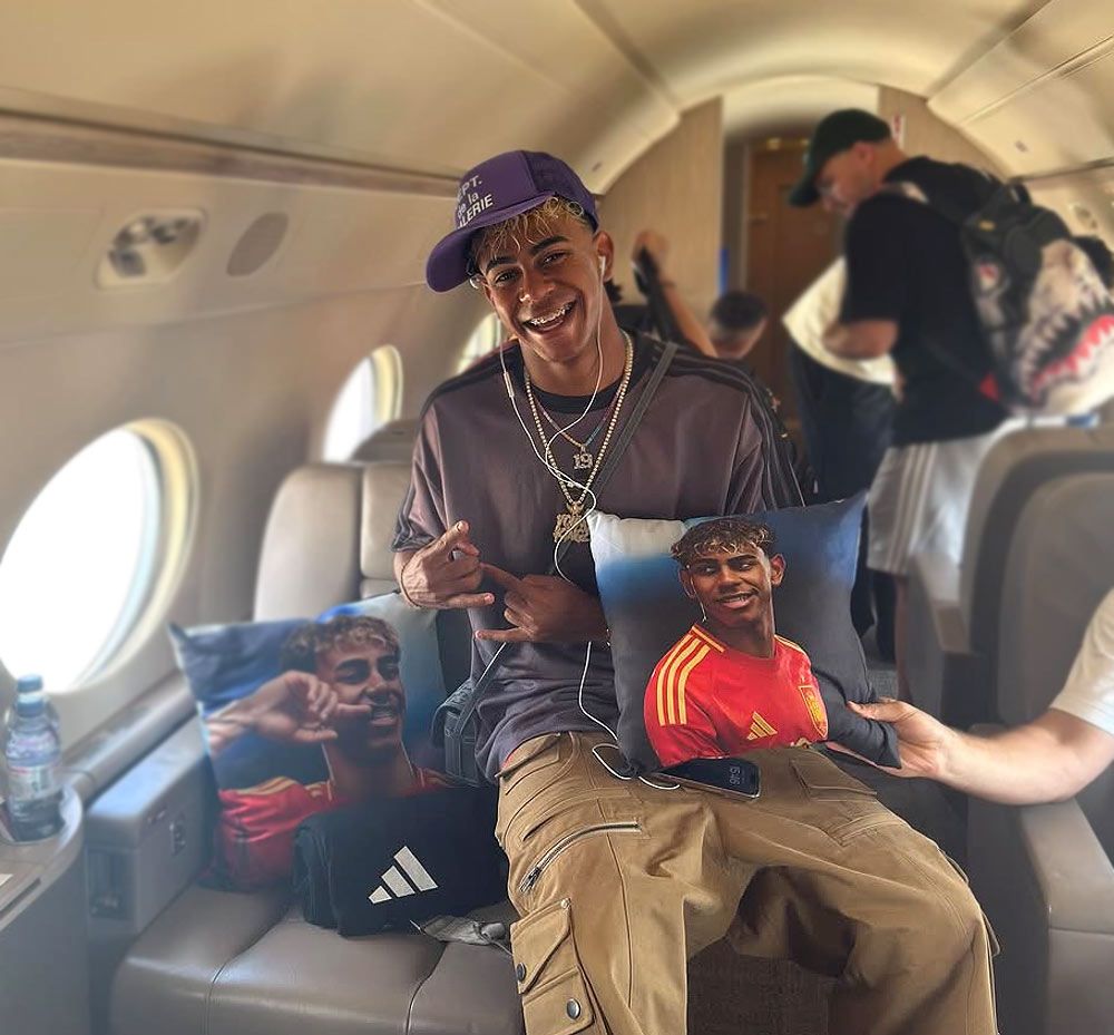Lamine Yamal, en un avión