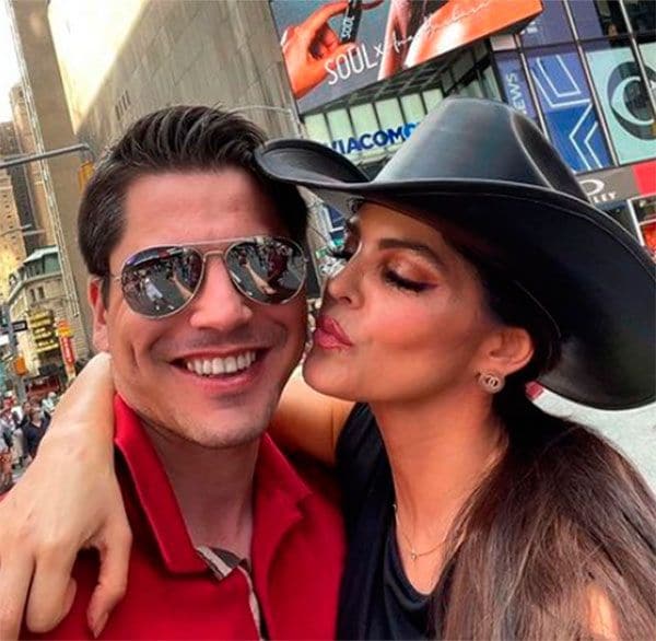 El novio de la cantante compartió más detalles de cómo se lesionó.