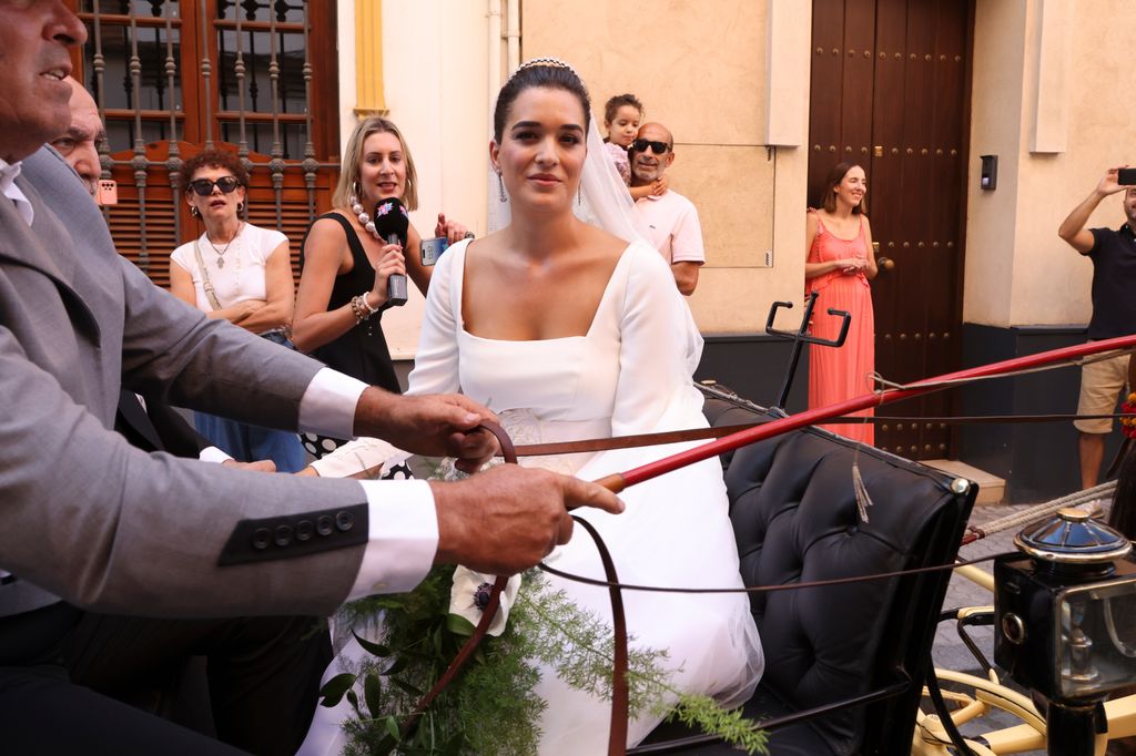 La novia hizo su entrada en un coche de caballos acompañada por su padre, luciendo un diseño exclusivo de la firma Navascués junto a unos pendientes de estilo art déco que le había obsequiado el propio Cayetano