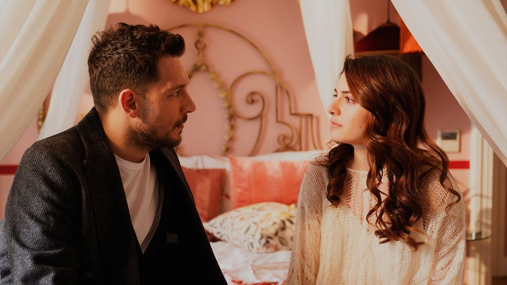 Uraz Kaygılaroğlu y Asude Kalebek son Mete Karaaslan y Naz Ertekin en 'Lost in love'