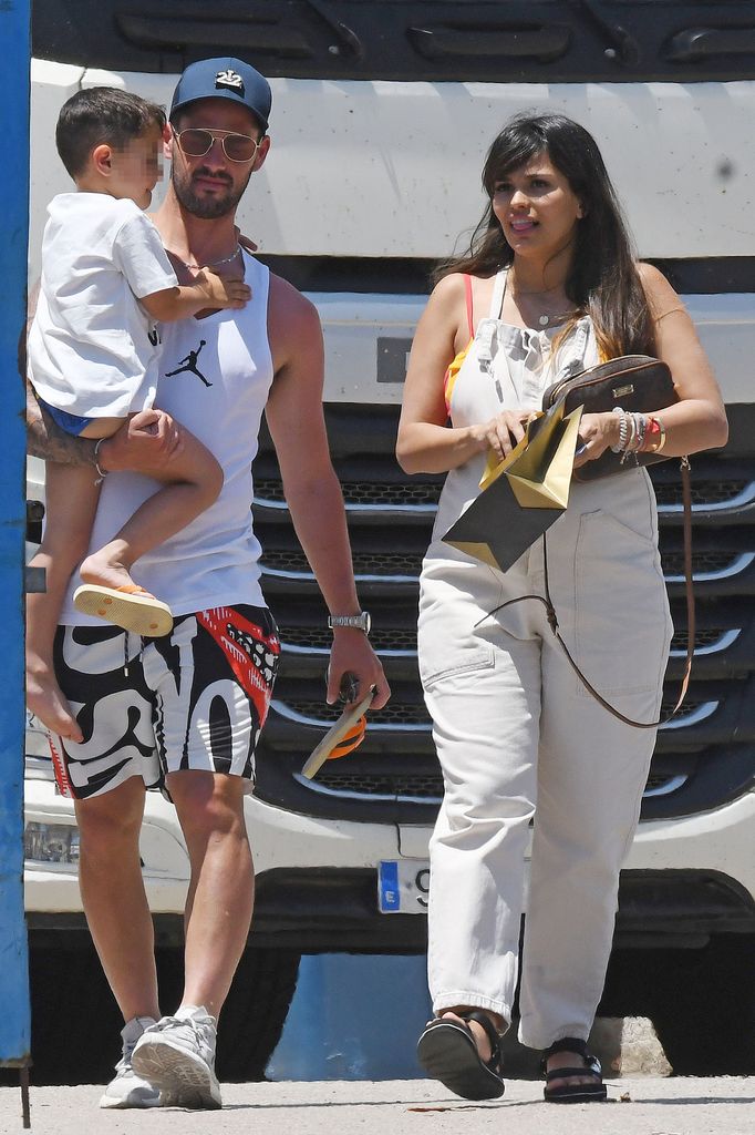 Isco Alarcón y Sara Sálamo con uno de sus hijos, en una imagen de archivo