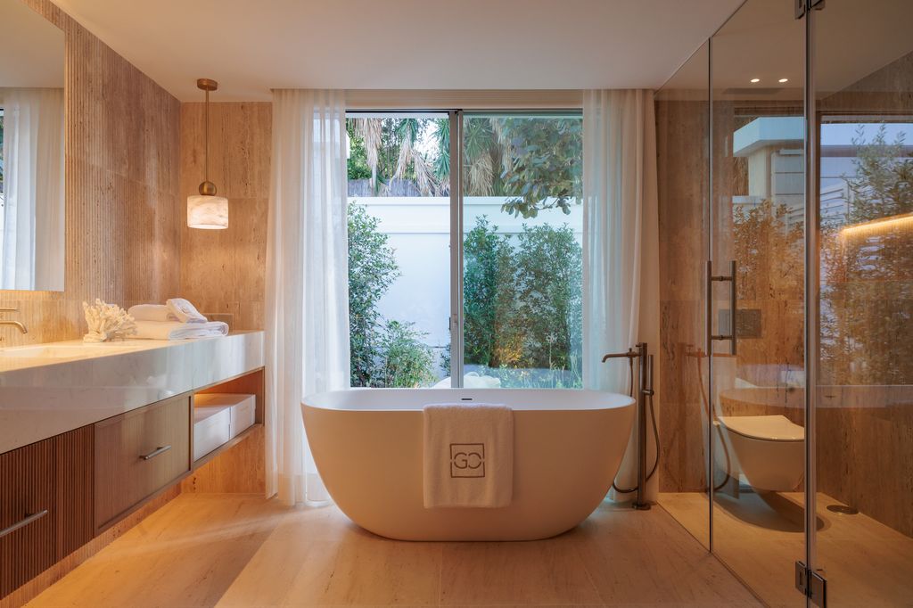 Cuarto de baño con bañera exenta