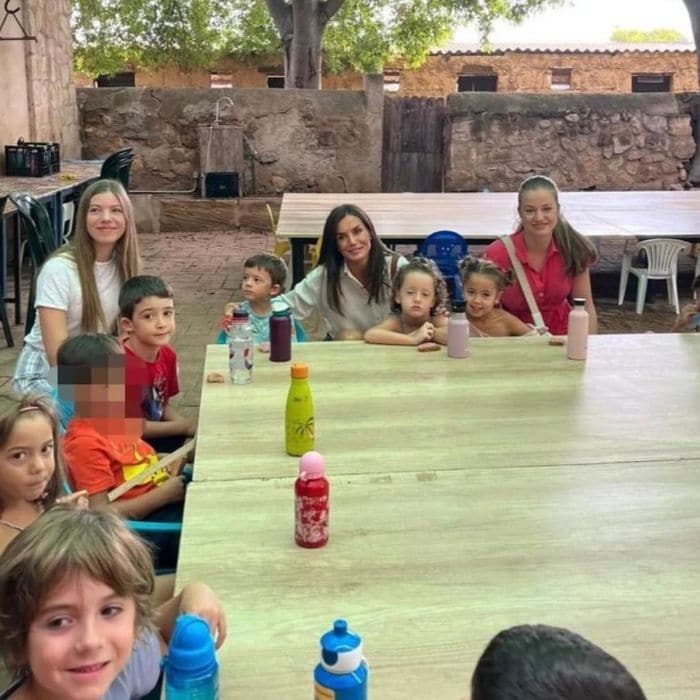 La princesa Leonor y la infanta Sofía visitan por sorpresa una granja escuela con la reina Letizia