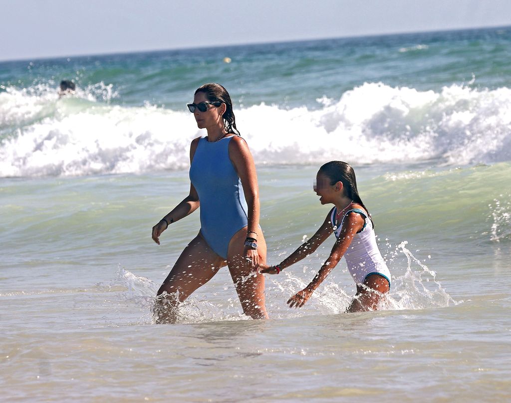 Lourdes Montes con su hija dándose un baño
