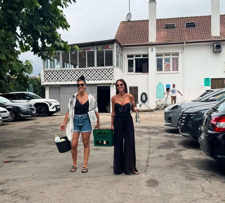 Paula, llegando al merendero con las bebidas