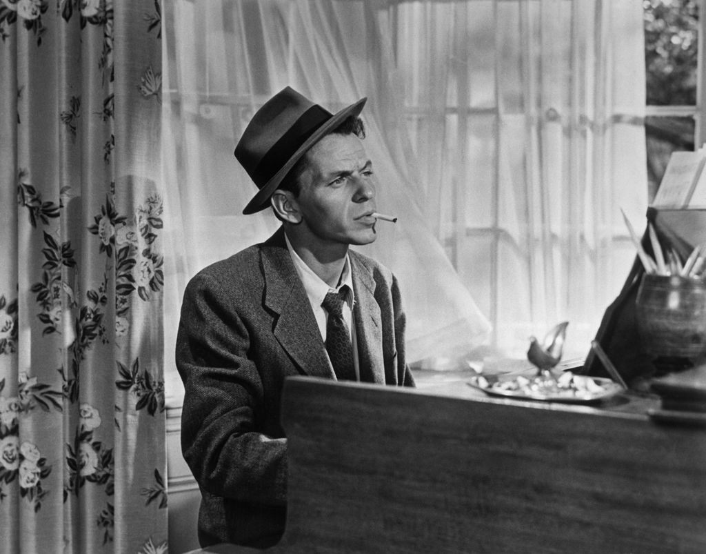 Frank Sinatra, cigarrillo en mano y al piano, en una escena de 'Young at Heart', película en la que interpretó una de sus canciones de aire más nocturno y melancólico: 'Make It One for My Baby'