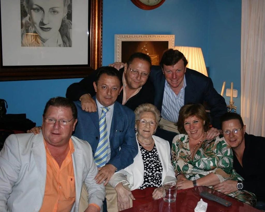 Todos los hermanos Cadaval junto a su madre