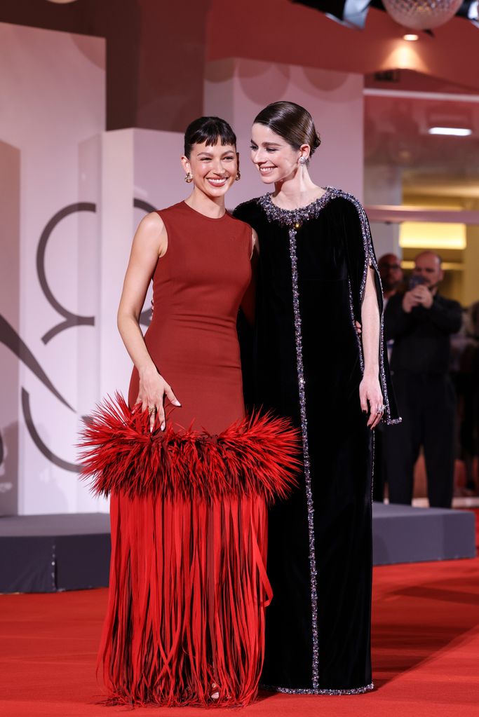 Úrsula Corberó y Mariana Di Girolamo en el estreno de el jockey en venecia