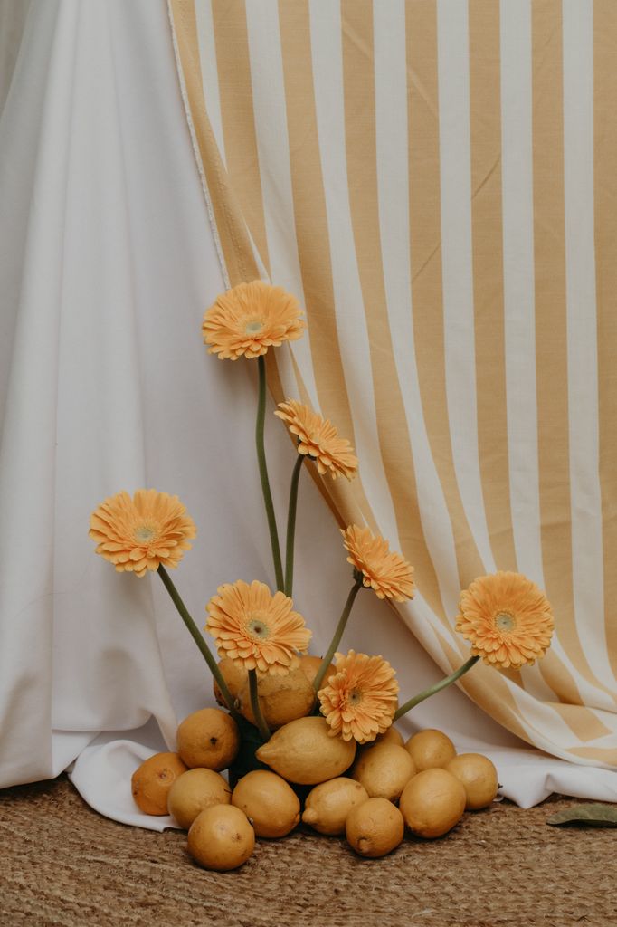 Decoración de bodas en amarillo gerberas limones