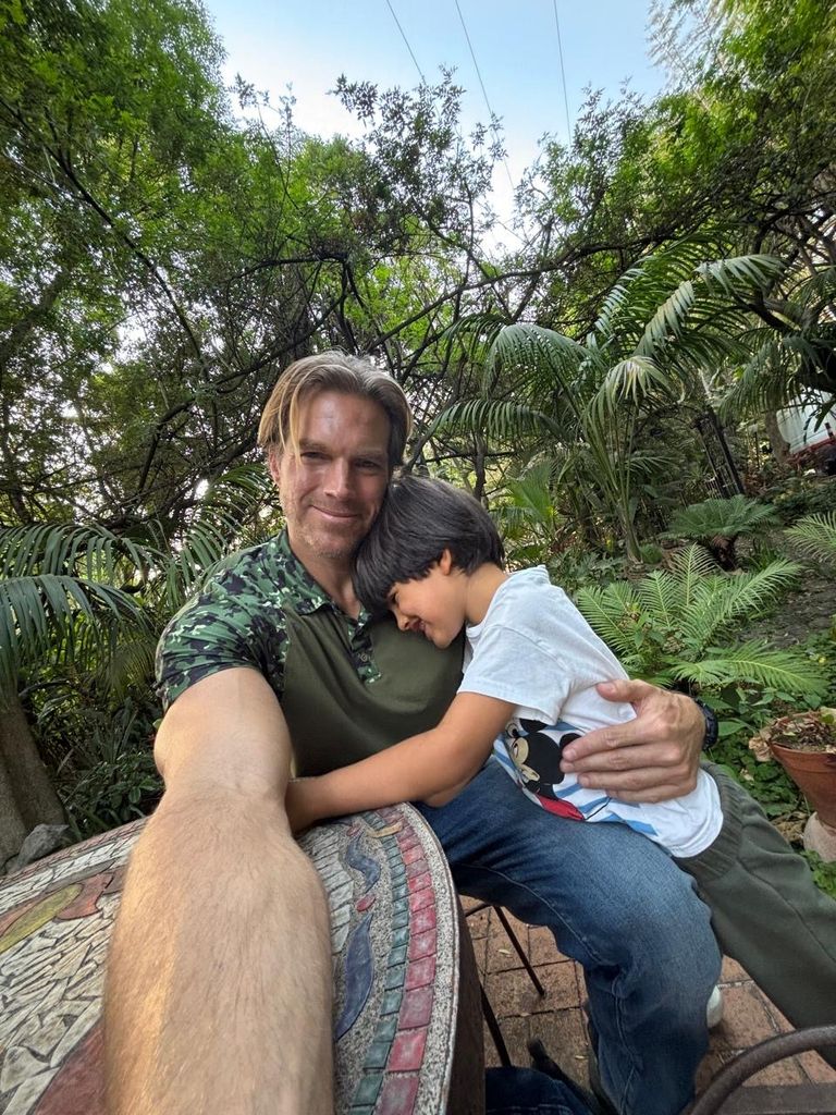 León Peraza con su pequeño Junior, fruto de su relación con África Zavala.