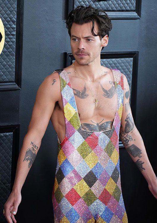 Harry Styles vestido con un mono de colores