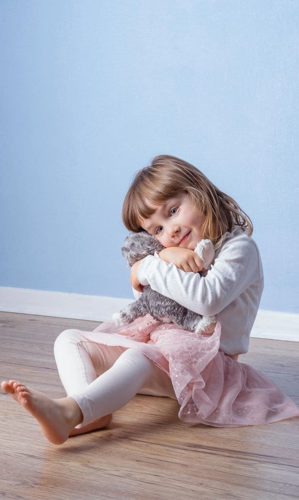 Niña abrazando osito de peluche