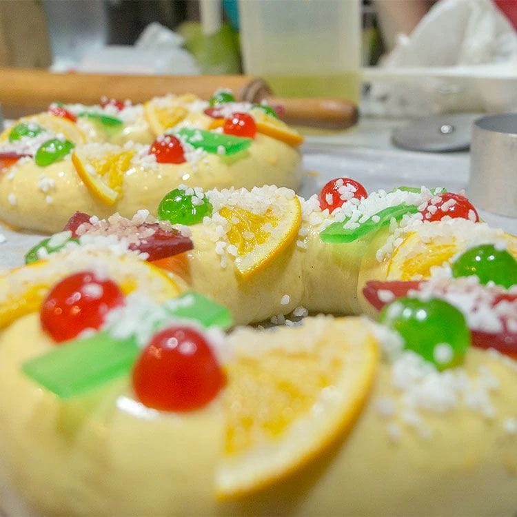Al roscón se le añaden por encima frutas escarchadas o frutos secos.