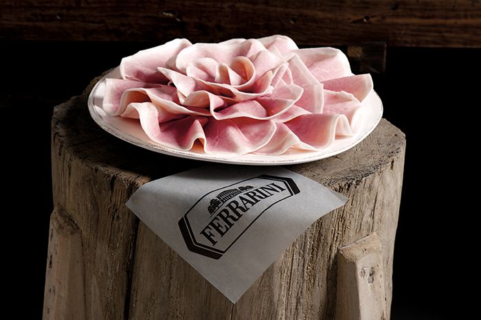 El aperitivo italiano perfecto con queso parmigiano reggiano, mortadela y prosciutto