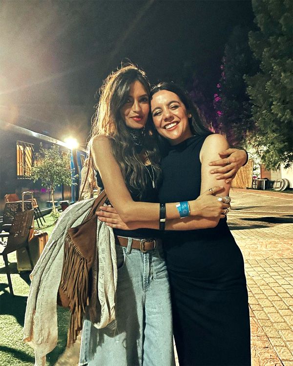Sara Carbonero y Valeria Castro posan juntas y abrazadas