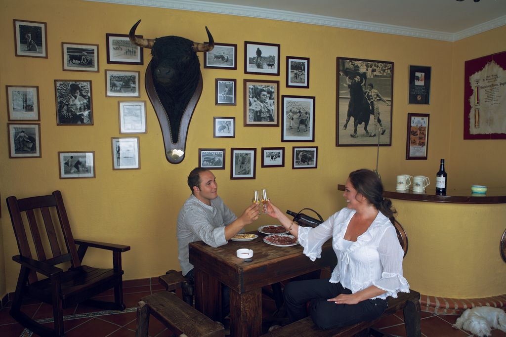 Isabel Pantoja y su hijo Francisco brindan en una de las estancias de Cantora, aún decorada con la esencia de Paquirri
