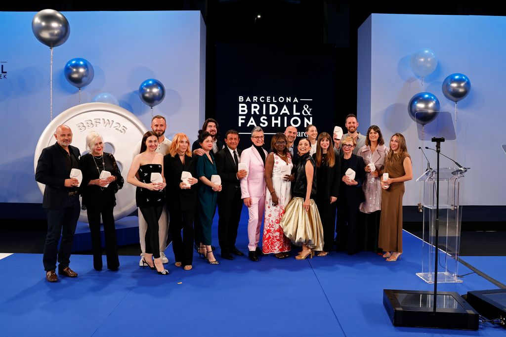 Los galardonados de la tercera edición de los Barcelona Bridal & Fashion Awards, junto a Alabasarí Caro