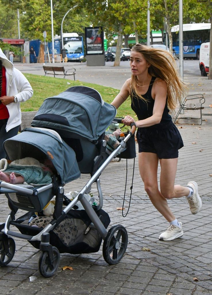Amber Heard aprovechó esta salida con sus pequeños para ejercitarse un poco.
