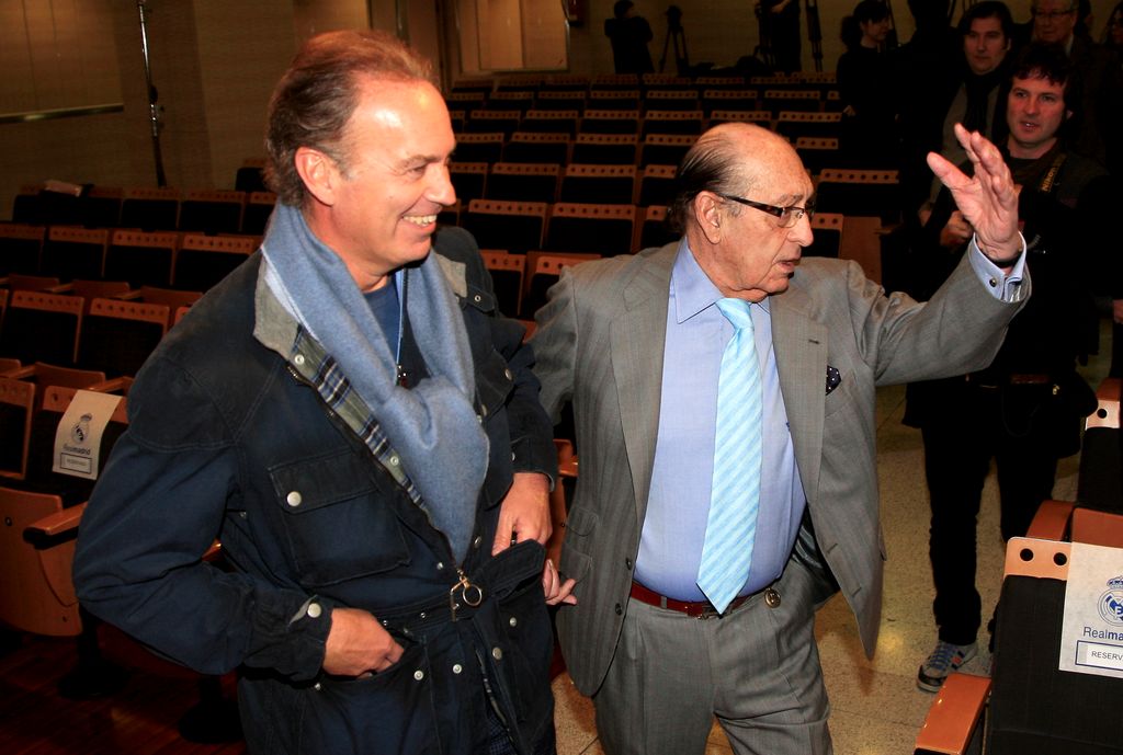 EL CANTANTE Y PRESENTADOR BERTIN OSBORNE Y SU PADRE EL CONDE DE LAS NAVAS Y DE DONADIO DE CASASOLA , ENRIQUE ORTIZ Y LOPEZ VALDEMORO  DURANTE LA PRESENTACION DEL DISCO "REALVOLUTION" 11/12/2009 MADRID