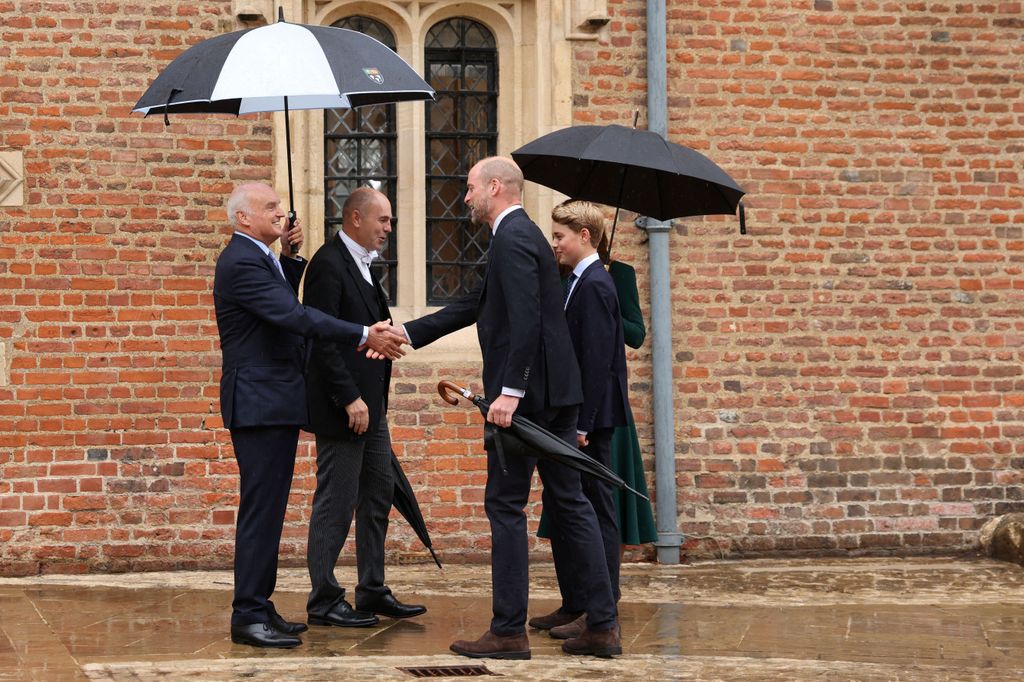 Los príncipes de Gales y su hijo, el príncipe William son recibidos en Eton por las autoridades del colegio, el director Simon Hendersonare y el vicerrector académico Nicholas Coleridge.