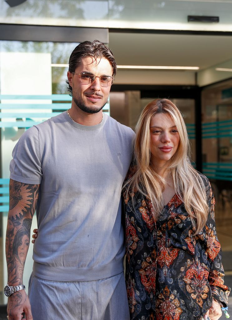 Alejandra Rubio and Carlo Costanzia Flores tras salir del hospital el pasado lunes y dar la bienvenida a su segunda hija Tezza, en honor al nombre de María Teresa Campos y la abuela de Carlo