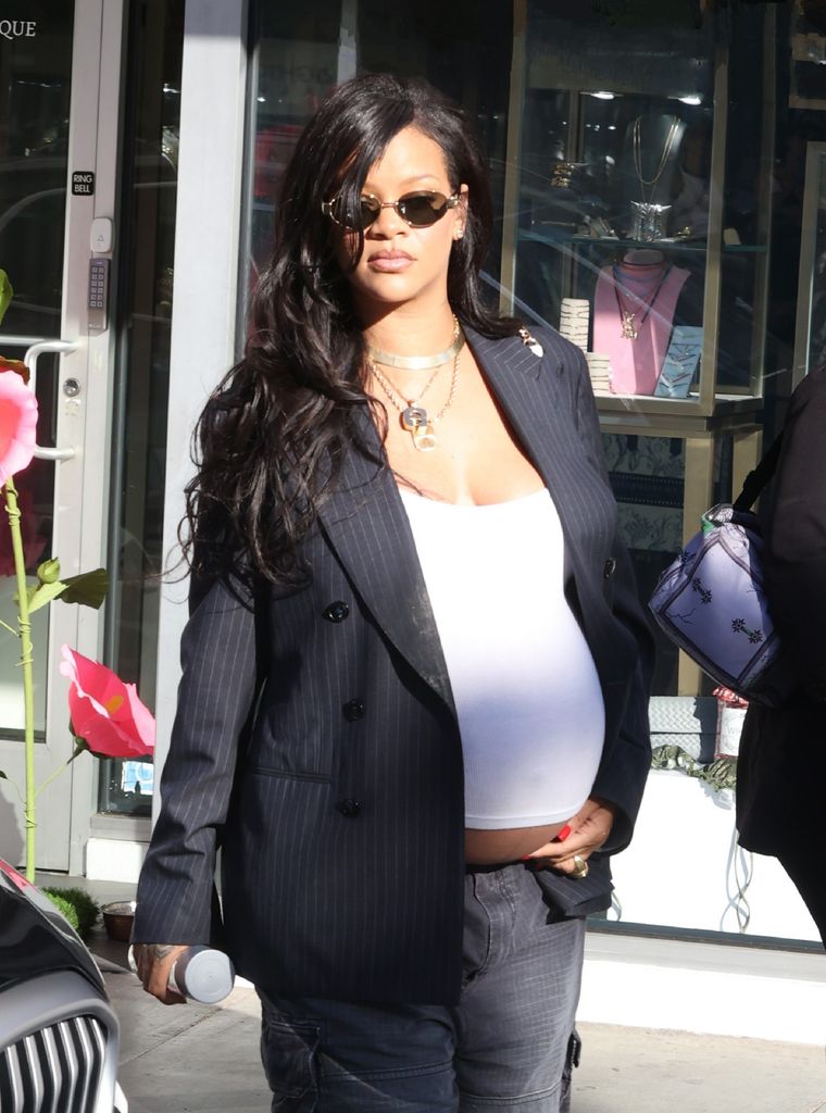 Rihanna siempre sorprende con sus atuendos de street style.