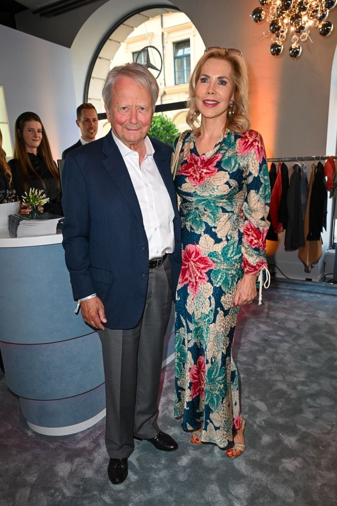 Él tiene 82 años, ella 62, y ambos se conocieron poco tiempo después del último divorcio del heredero del imperio Porsche, en el año 2023